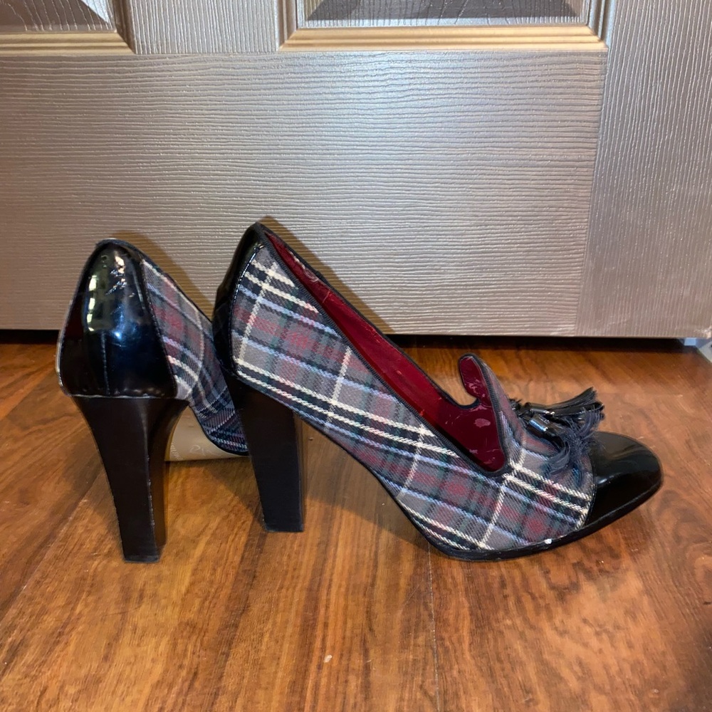 TOMMY HILFIGER high heeled loafer!! Navy and grey plaid casual pump with tassels